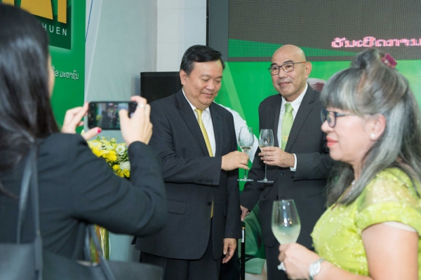 mhtl-first-trading-day-0638B35563-C28F-6A0C-3669-0E32D74CC543.jpg